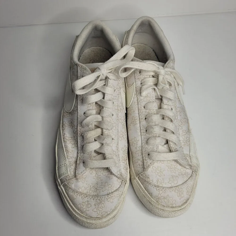 Nike Blazer Low 77 SE Floral Jacquard Sneaker in Sail/Sesame size 10